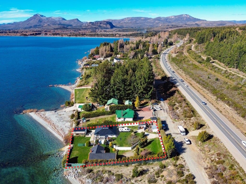 Conjunto de casas con costa de Lago Nahuel Huapi